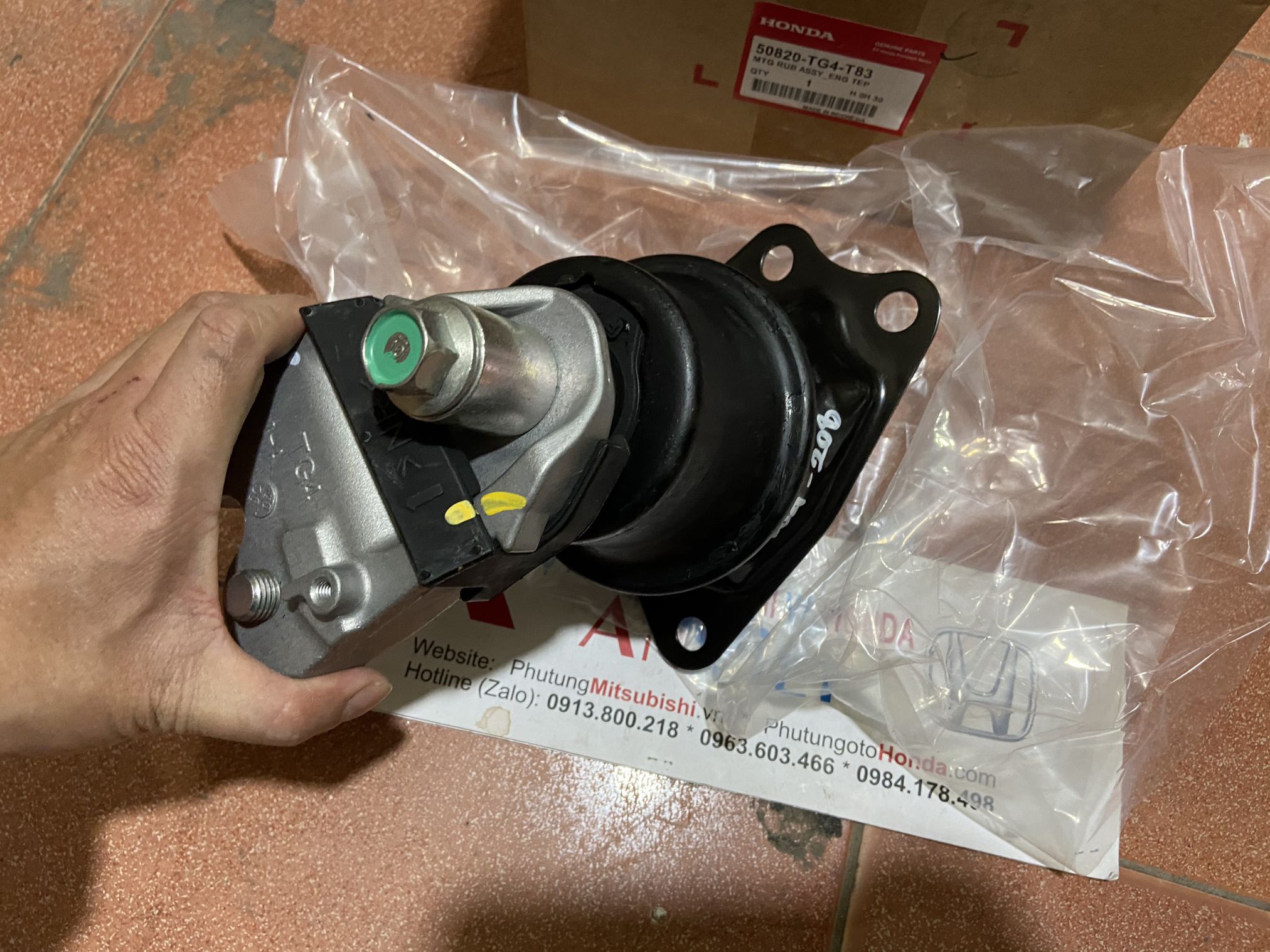 Chân máy bên phụ xe Honda BRIO